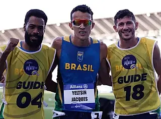 Yeltsin é bronze no Mundial de Paris