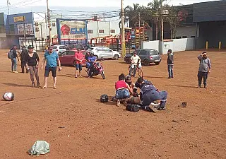 Condutora de moto morre ao bater em caminhonete
