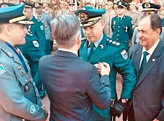 Comandante da PM recebe comenda do Bombeiro Militar em MS