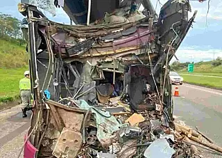 Ônibus de passageiros colide com caminhão, dois mortos