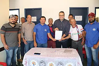Prefeito atende times da Vila São Pedro e anuncia melhorias para distrito