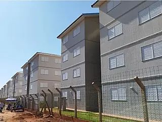 Após Bolsonaro entregar moradias na capital, casas são anunciadas para venda na internet