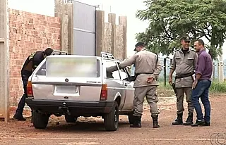 Polícia resgata bebê de dentro de carro após pais serem assassinados