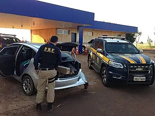 Jovens com drogas e veículo furtado são perseguidos e presos pela PRF na BR-463