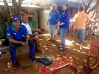 Délia conversa com moradores de bairros sobre ações emergenciais