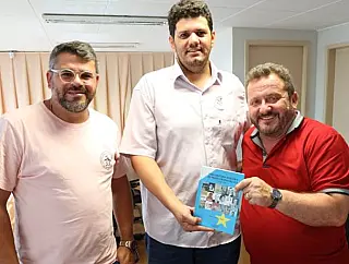Professor apresenta obra de pesquisa a vereadores