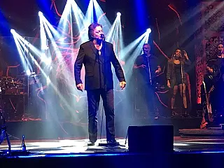 Fábio Jr transforma plateia em coral durante show realizado na Unigran