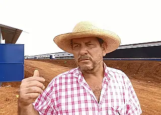 Prefeitura executa serviços em região que vai produzir frangos para JBS