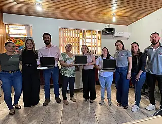 Lia Nogueira entrega mais de 130 notebooks para escolas