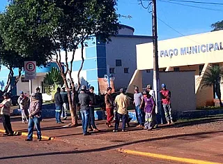 Novo prefeito exonera e não paga servidores