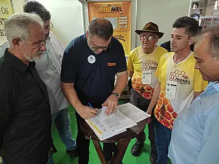 Prefeitura assina Termo de Permissão de Uso com Associação dos Produtores de Mel