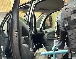 Homem compra carro em leilão com 8 kg de maconha