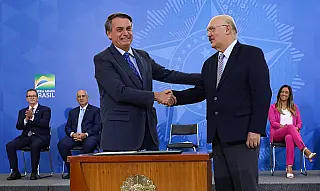 Bolsonaro oficializa reajuste de 33,23% para professores