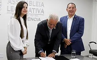 Sergio Nogueira assina termo de cooperação para Concurso Estadual de Redação e Desenho