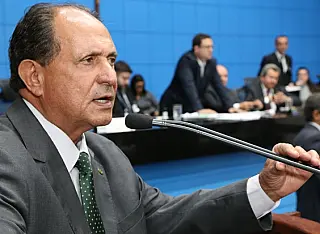 Zé Teixeira pede apoio federal para ajudar municípios do Estado