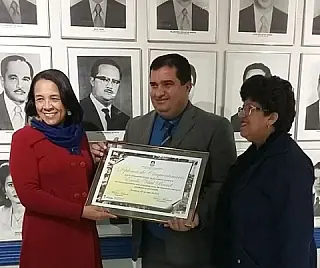 Madson entrega diploma de Cinquentenário a escola