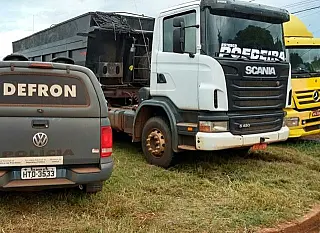 Carreta furtada em Paranavaí é encontrada a caminho do Paraguai
