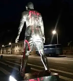 Estátua de Cristiano Ronaldo é pichada em Portugal