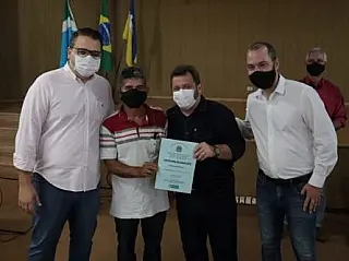 Donos de imóveis recebem escrituras