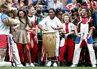 Ronaldinho Gaúcho dá show na festa de encerramento da Copa da Rússia
