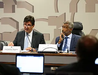 Mandetta estuda regularizar situação de médicos cubanos no Brasil