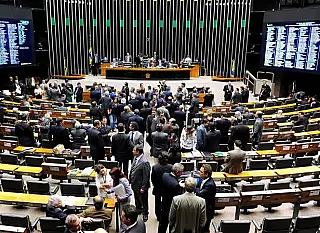 Congresso retoma trabalhos e impeachment volta à pauta