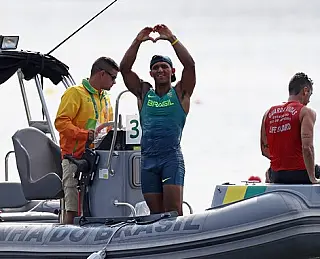 Isaquias garante mais um bronze para o Brasil