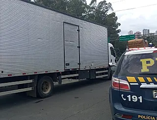 Caminhão com mais de 200 multas é retido pela PRF
