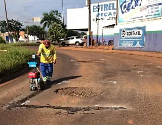Prefeitura diz que, mesmo com chuva, equipes cortam mato e tapam buracos