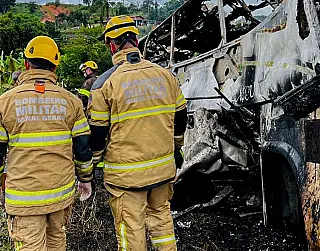 Acidente de ônibus com carreta mata 38 pessoas