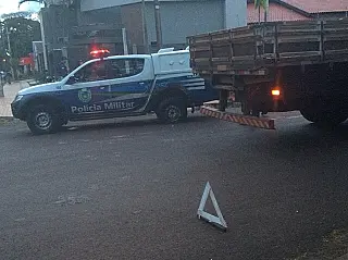 Caminhão de loja de materiais atropela viatura da PM