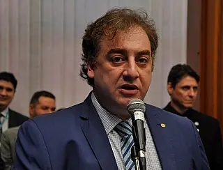Projeto de Neno Razuk inclui marido e mulher nas contas de água e energia