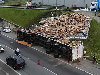 Moradores tentam furtar carga de caminhão tombado em SP