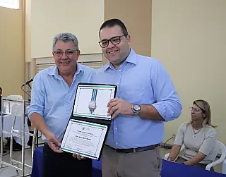 Vendramini entrega comenda a Alan Guedes