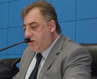 Neno Razuk pede recapeamento de ruas do Água Boa
