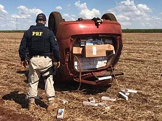 Polícia persegue veículos, recupera 20 mil maços de cigarros, mas não prende ninguém