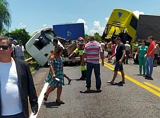 Acidente entre ônibus e carretas mata um e fere 40