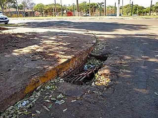 Bueiros causam transtornos e acidentes súbitos em Dourados