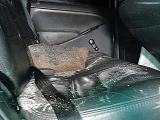 Turista morre com pedra atirada dentro de carro parado