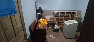 Mulher é assassinada com 13 facadas e principal suspeito é o companheiro que fugiu após o crime