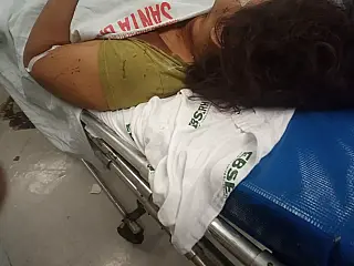 Açougueiro vê namorada e amigo conversando na frente de casa e os agride com 'capacetadas'