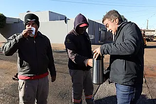 Prefeito serve café a trabalhadores do tapa-buracos