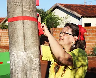 Vereadora marca postes sem luz com fita vermelha em Dourados