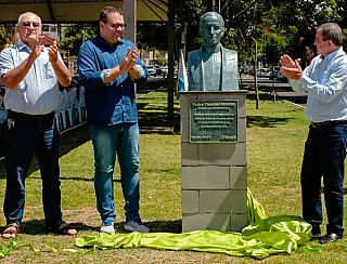 Busto imortaliza patrono do Sicredi