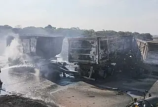 Carretas pegam fogo ao colidir de frente e um morre