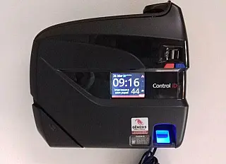 Câmara de Dourados testa relógio de ponto