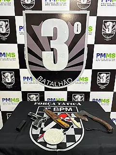 Polícia Militar prende homem por porte de drogas e armas brancas