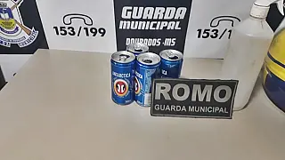 Mãe dá cerveja pra filha