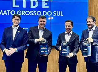 João Dória recebe comenda no Estado