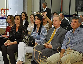 Prefeitura paga um salário mínimo para família que adotar criança